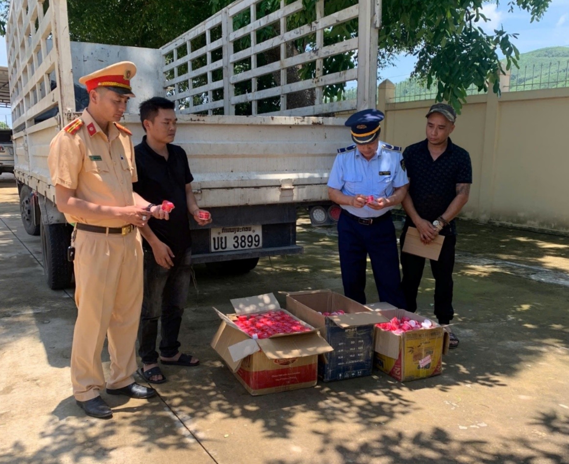 1.240 hộp mỹ phẩm không rõ nguồn gốc trên xe ô tô biển nước ngoài - Ảnh 1. 1.240 hộp mỹ phẩm không rõ nguồn gốc trên xe ô tô biển nước ngoài - Ảnh 1.