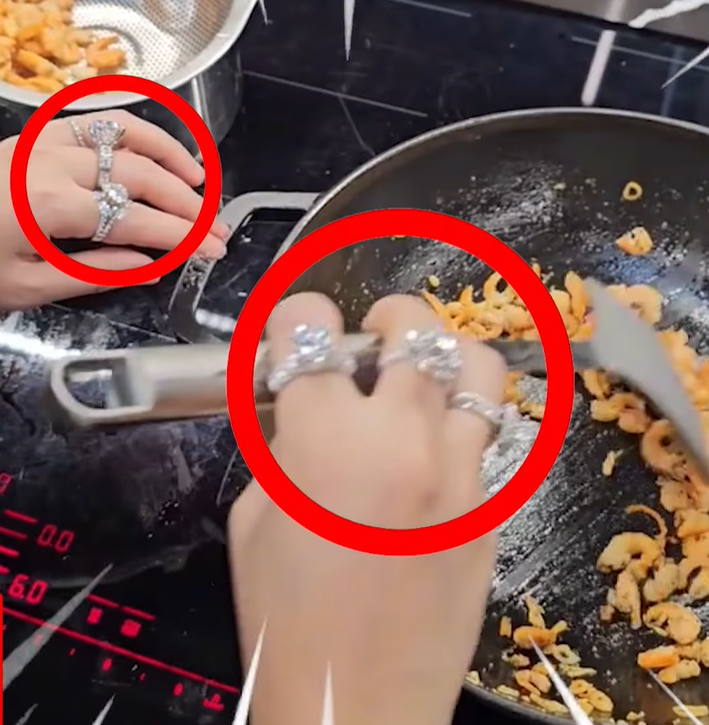 Phú bà đeo 6 chiếc nhẫn kim cương khi nấu ăn, chẳng ngại bẩn nhờ một món "bảo bối" - Ảnh 4. Phú bà đeo 6 chiếc nhẫn kim cương khi nấu ăn, chẳng ngại bẩn nhờ một món "bảo bối" - Ảnh 4.