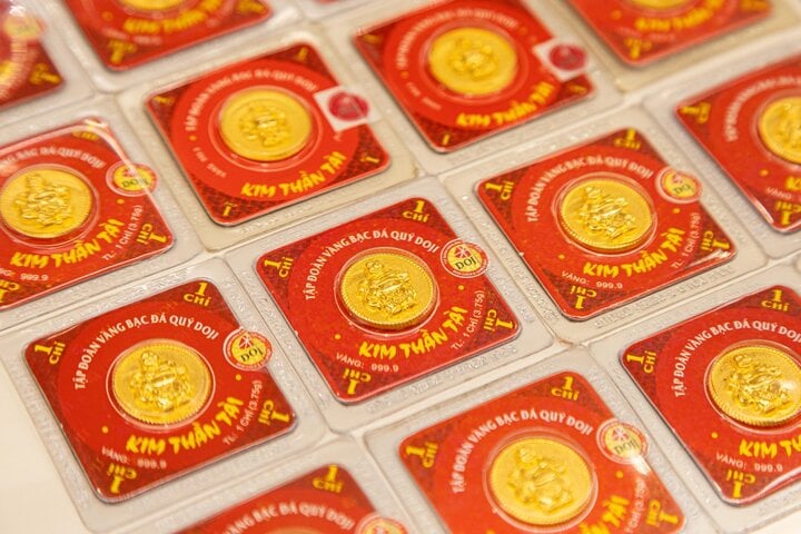 Giá vàng hôm nay 23/5: Quay đầu đi xuống, về sát 3.300 USD/ounce - Ảnh 1. Giá vàng hôm nay 23/5: Quay đầu đi xuống, về sát 3.300 USD/ounce - Ảnh 1.