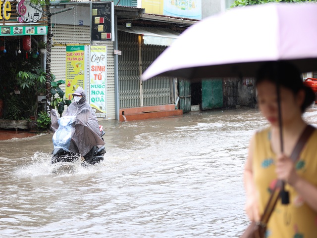 Hà Nội sáng nay: Nhiều tuyến phố hóa sông, người dân đội mưa lội nước đi làm từ 7h sáng - Ảnh 2. Hà Nội sáng nay: Nhiều tuyến phố hóa sông, người dân đội mưa lội nước đi làm từ 7h sáng - Ảnh 2.