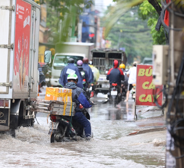 Hà Nội sáng nay: Nhiều tuyến phố hóa sông, người dân đội mưa lội nước đi làm từ 7h sáng - Ảnh 3. Hà Nội sáng nay: Nhiều tuyến phố hóa sông, người dân đội mưa lội nước đi làm từ 7h sáng - Ảnh 3.