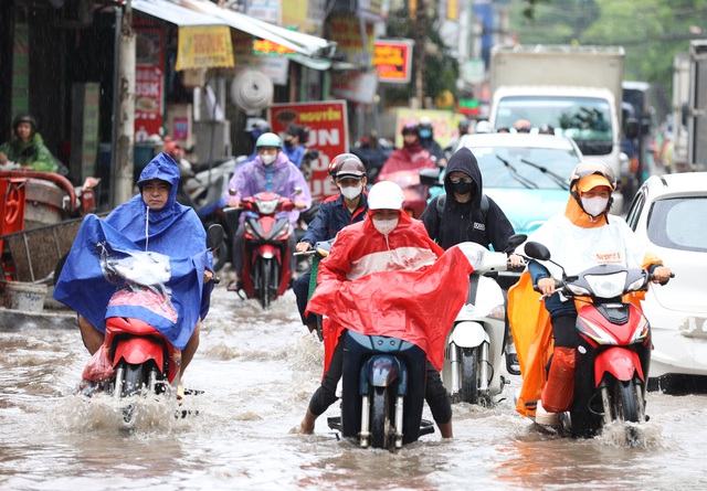 Hà Nội sáng nay: Nhiều tuyến phố hóa sông, người dân đội mưa lội nước đi làm từ 7h sáng - Ảnh 1. Hà Nội sáng nay: Nhiều tuyến phố hóa sông, người dân đội mưa lội nước đi làm từ 7h sáng - Ảnh 1.