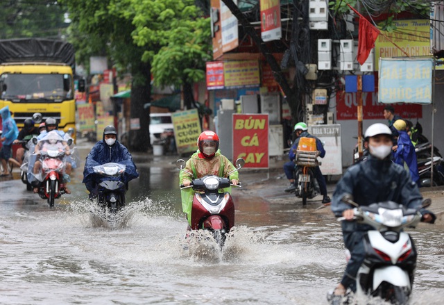 Hà Nội sáng nay: Nhiều tuyến phố hóa sông, người dân đội mưa lội nước đi làm từ 7h sáng - Ảnh 5. Hà Nội sáng nay: Nhiều tuyến phố hóa sông, người dân đội mưa lội nước đi làm từ 7h sáng - Ảnh 5.