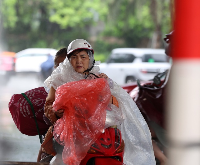 Hà Nội sáng nay: Nhiều tuyến phố hóa sông, người dân đội mưa lội nước đi làm từ 7h sáng - Ảnh 6. Hà Nội sáng nay: Nhiều tuyến phố hóa sông, người dân đội mưa lội nước đi làm từ 7h sáng - Ảnh 6.