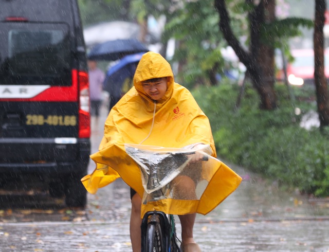 Hà Nội sáng nay: Nhiều tuyến phố hóa sông, người dân đội mưa lội nước đi làm từ 7h sáng - Ảnh 9. Hà Nội sáng nay: Nhiều tuyến phố hóa sông, người dân đội mưa lội nước đi làm từ 7h sáng - Ảnh 9.