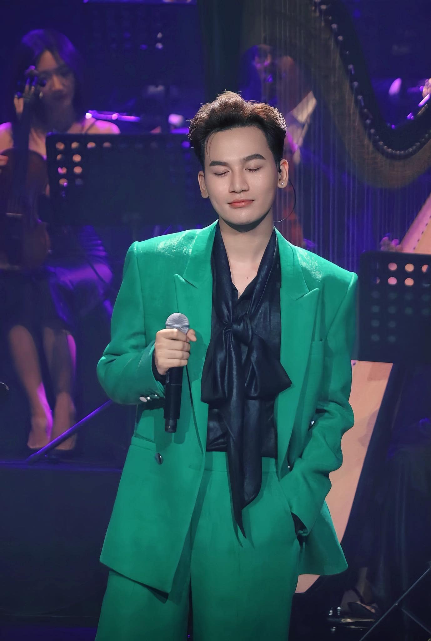 Màn comeback không chút bọt sóng của nam ca sĩ “flop vì thực lực”: Đến bao giờ mới hết nhạc dở, lỗi thời?- Ảnh 8. Màn comeback không chút bọt sóng của nam ca sĩ “flop vì thực lực”: Đến bao giờ mới hết nhạc dở, lỗi thời?- Ảnh 8.