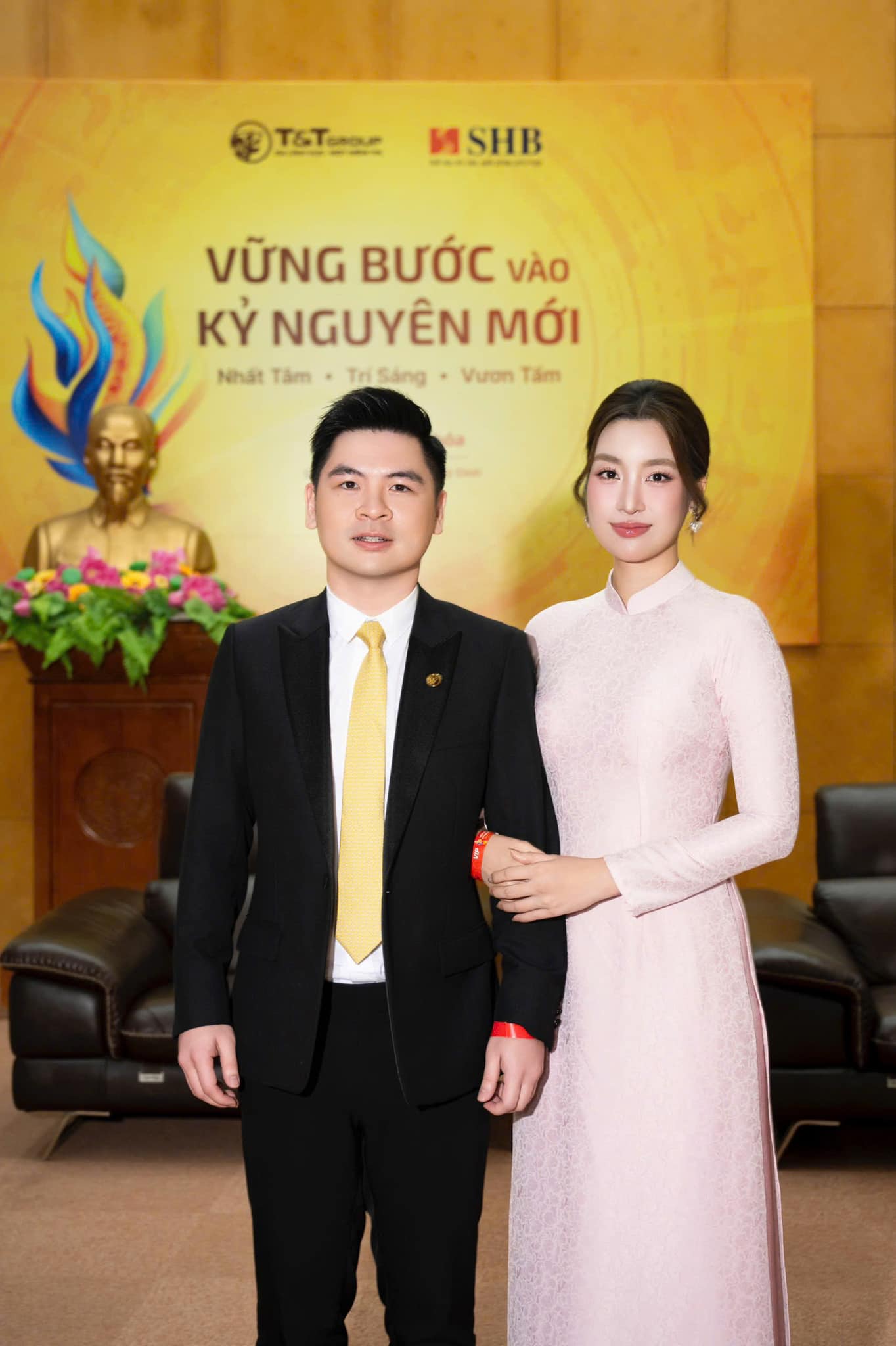 2 thiếu gia nhà bầu Hiển: Anh làm 2 thiếu gia nhà bầu Hiển: Anh làm