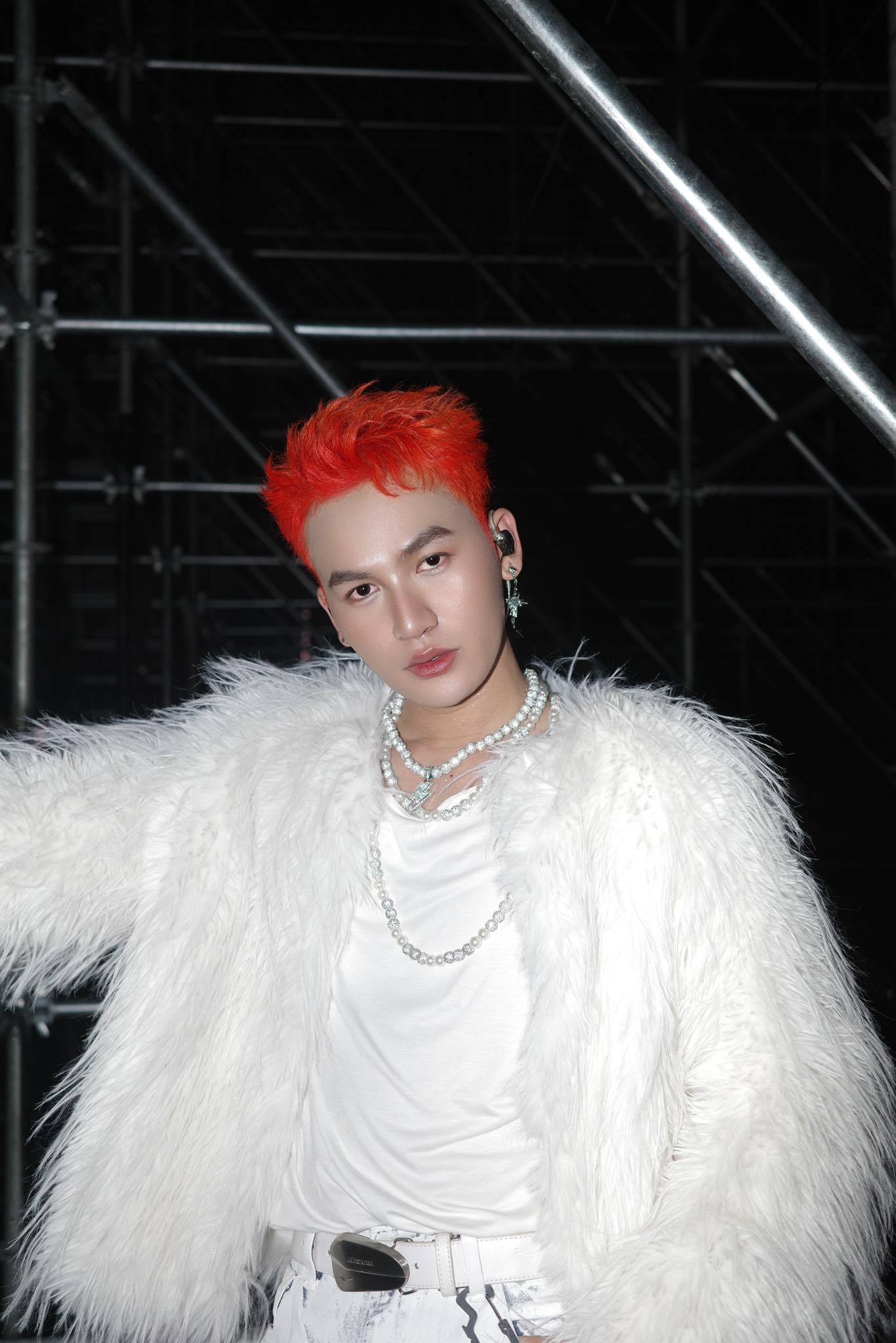 Màn comeback không chút bọt sóng của nam ca sĩ “flop vì thực lực”: Đến bao giờ mới hết nhạc dở, lỗi thời?- Ảnh 6. Màn comeback không chút bọt sóng của nam ca sĩ “flop vì thực lực”: Đến bao giờ mới hết nhạc dở, lỗi thời?- Ảnh 6.