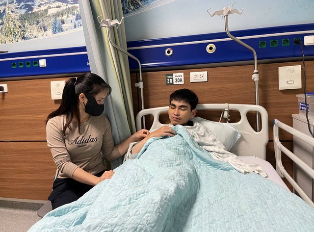Nam shipper bị tài xế Lexus đánh nhập viện: Yêu cầu bồi thường hơn 1 tỷ đồng - Ảnh 1. Nam shipper bị tài xế Lexus đánh nhập viện: Yêu cầu bồi thường hơn 1 tỷ đồng - Ảnh 1.