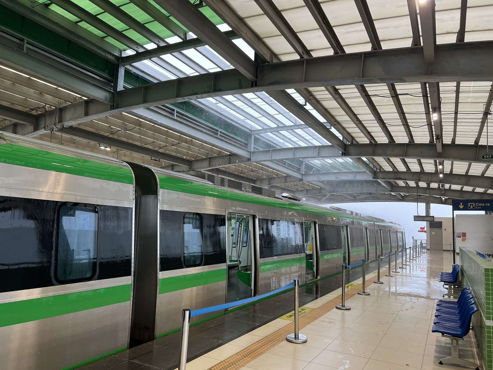Lãnh đạo Hanoi Metro nói gì về sự việc nước mưa chảy lênh láng ở nhà ga tàu Cát Linh - Hà Đông? - Ảnh 1. Lãnh đạo Hanoi Metro nói gì về sự việc nước mưa chảy lênh láng ở nhà ga tàu Cát Linh - Hà Đông? - Ảnh 1.
