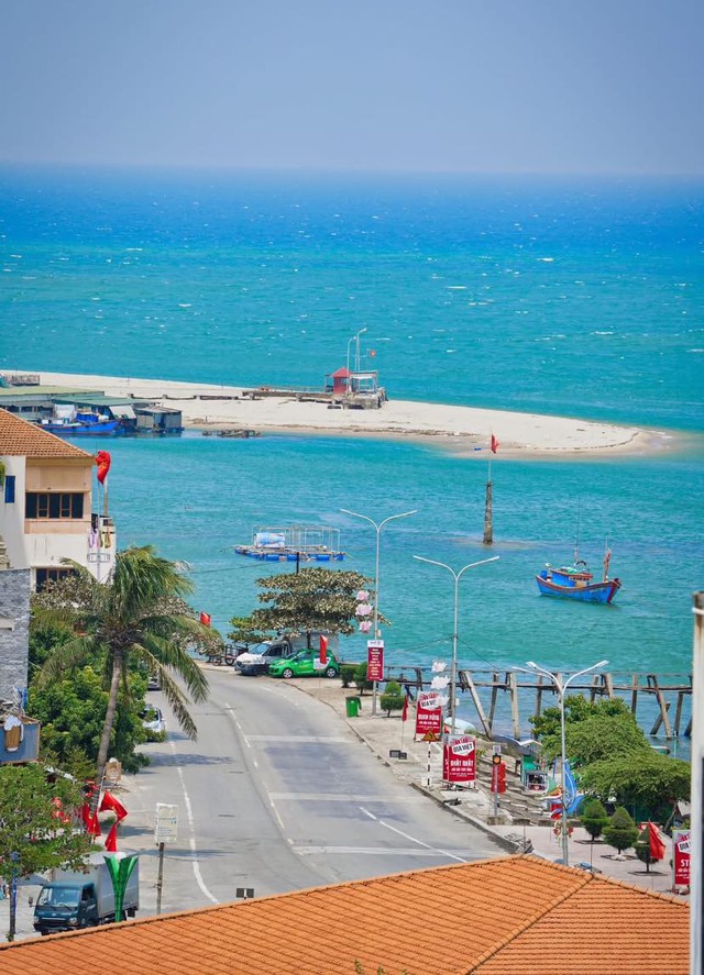 Bức ảnh nước biển "xanh như ngọc" khiến nhiều du khách trầm trồ: Không phải ở Nha Trang hay Phú Quốc - Ảnh 1. Bức ảnh nước biển "xanh như ngọc" khiến nhiều du khách trầm trồ: Không phải ở Nha Trang hay Phú Quốc - Ảnh 1.