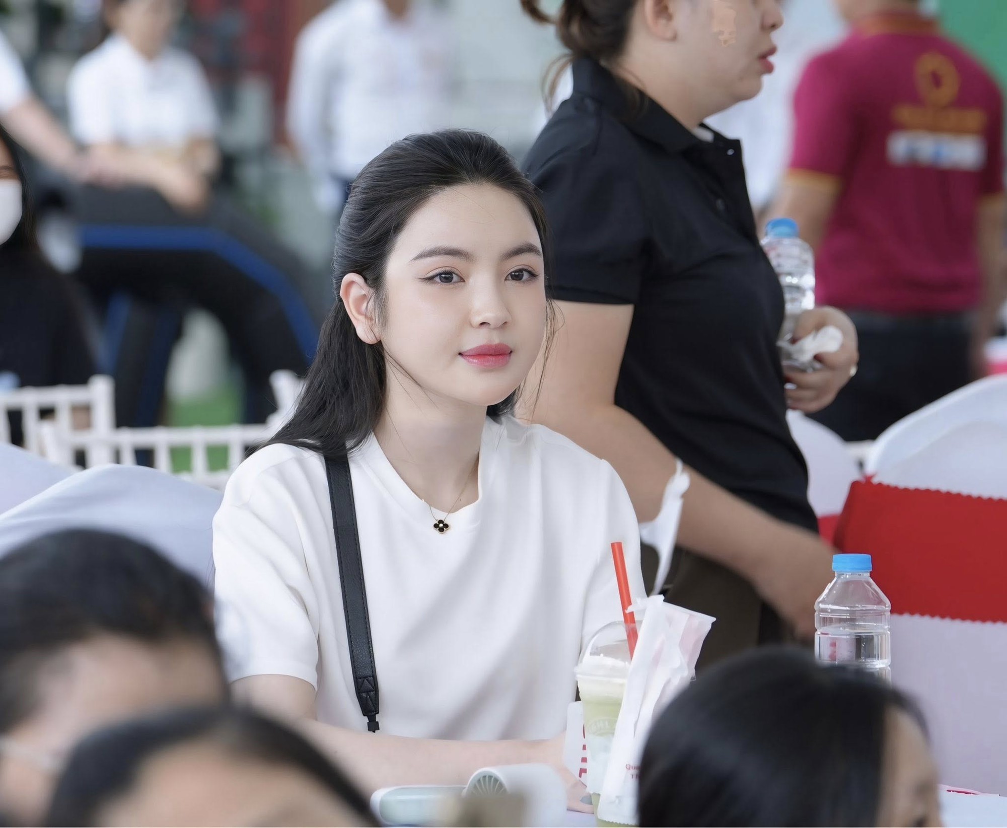 Cam thường bóc trần nhan sắc thật của Chu Thanh Huyền, khác xa ảnh tự đăng?- Ảnh 5. Cam thường bóc trần nhan sắc thật của Chu Thanh Huyền, khác xa ảnh tự đăng?- Ảnh 5.