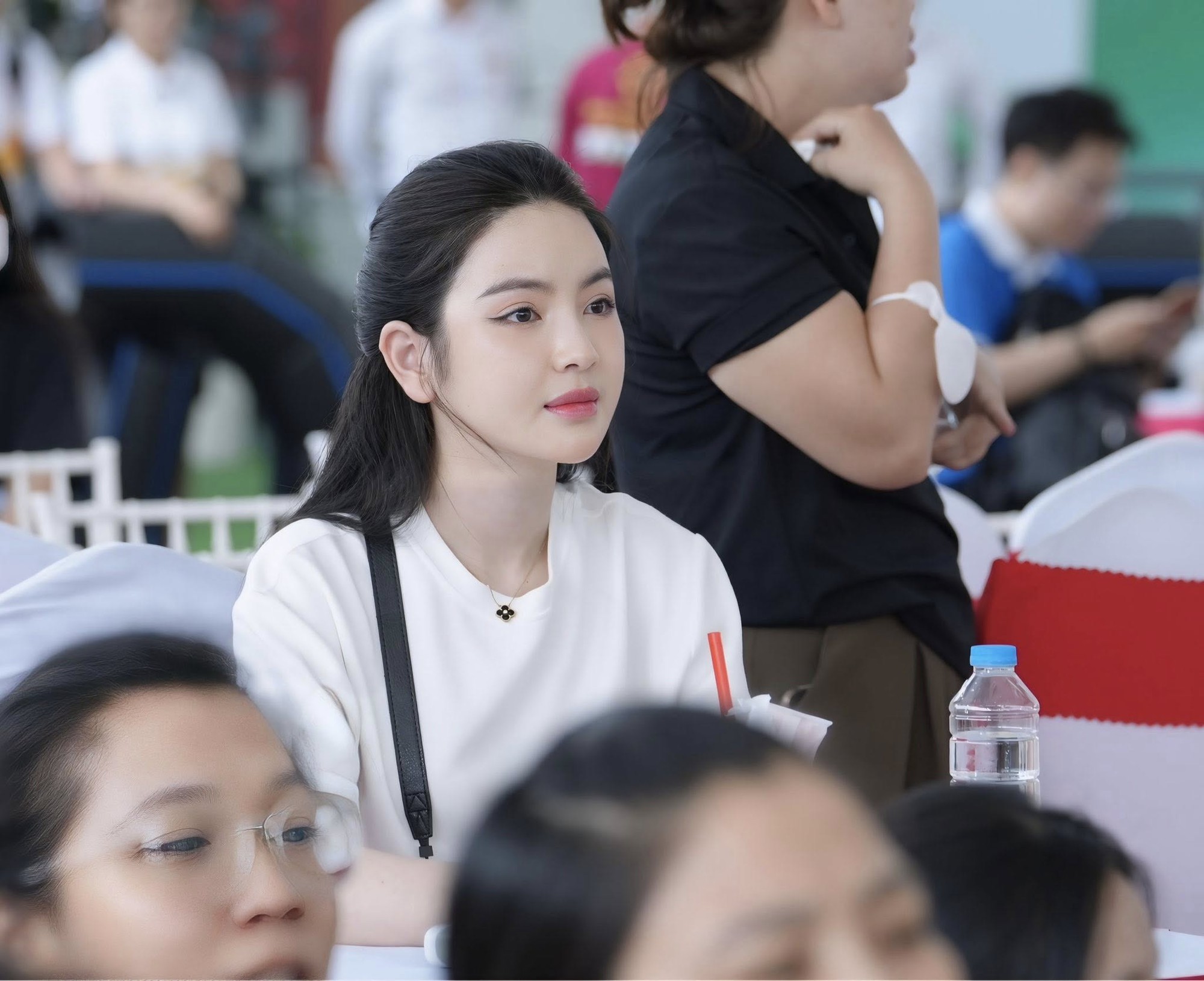 Cam thường bóc trần nhan sắc thật của Chu Thanh Huyền, khác xa ảnh tự đăng?- Ảnh 4. Cam thường bóc trần nhan sắc thật của Chu Thanh Huyền, khác xa ảnh tự đăng?- Ảnh 4.