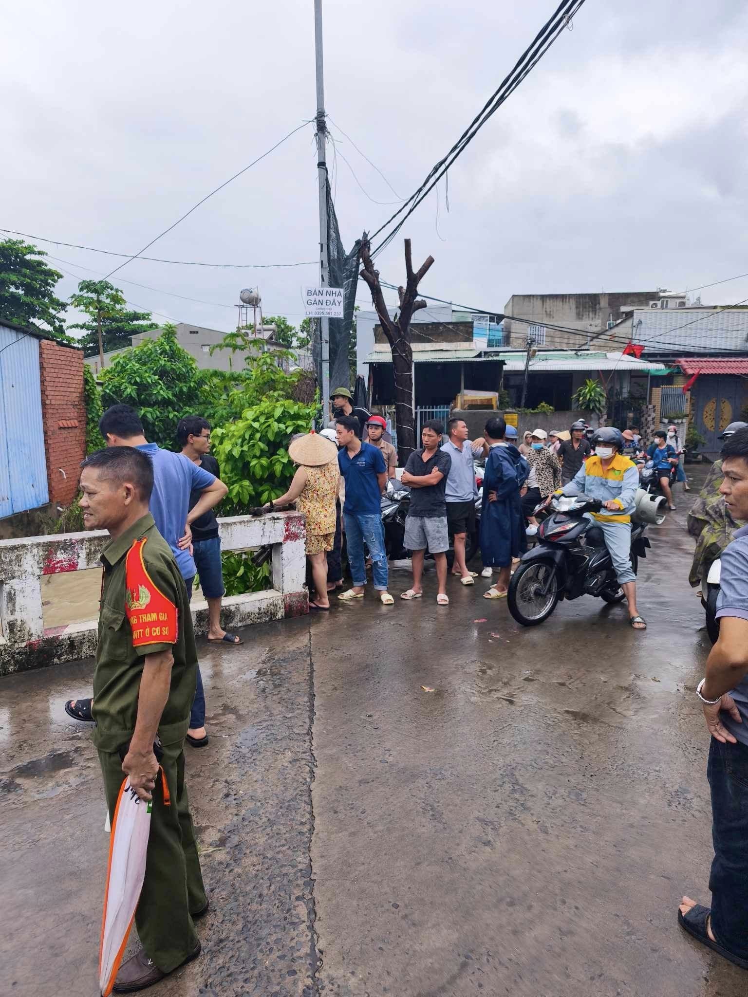 Đang tìm kiếm bé gái 10 tuổi bị nước cuốn trôi, nhiều nơi ở TP Biên Hòa ngập nặng - Ảnh 2. Đang tìm kiếm bé gái 10 tuổi bị nước cuốn trôi, nhiều nơi ở Biên Hòa ngập trong biển nước - Ảnh 1.