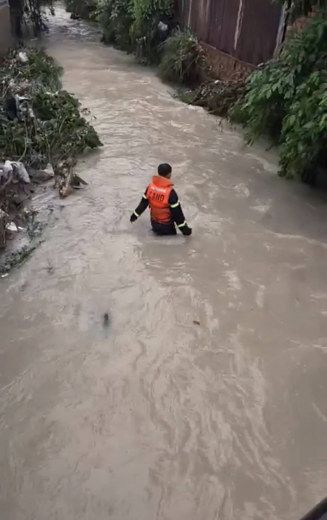 Đang tìm kiếm bé gái 10 tuổi bị nước cuốn trôi, nhiều nơi ở TP Biên Hòa ngập nặng - Ảnh 3. Đang tìm kiếm bé gái 10 tuổi bị nước cuốn trôi, nhiều nơi ở Biên Hòa ngập trong biển nước - Ảnh 2.