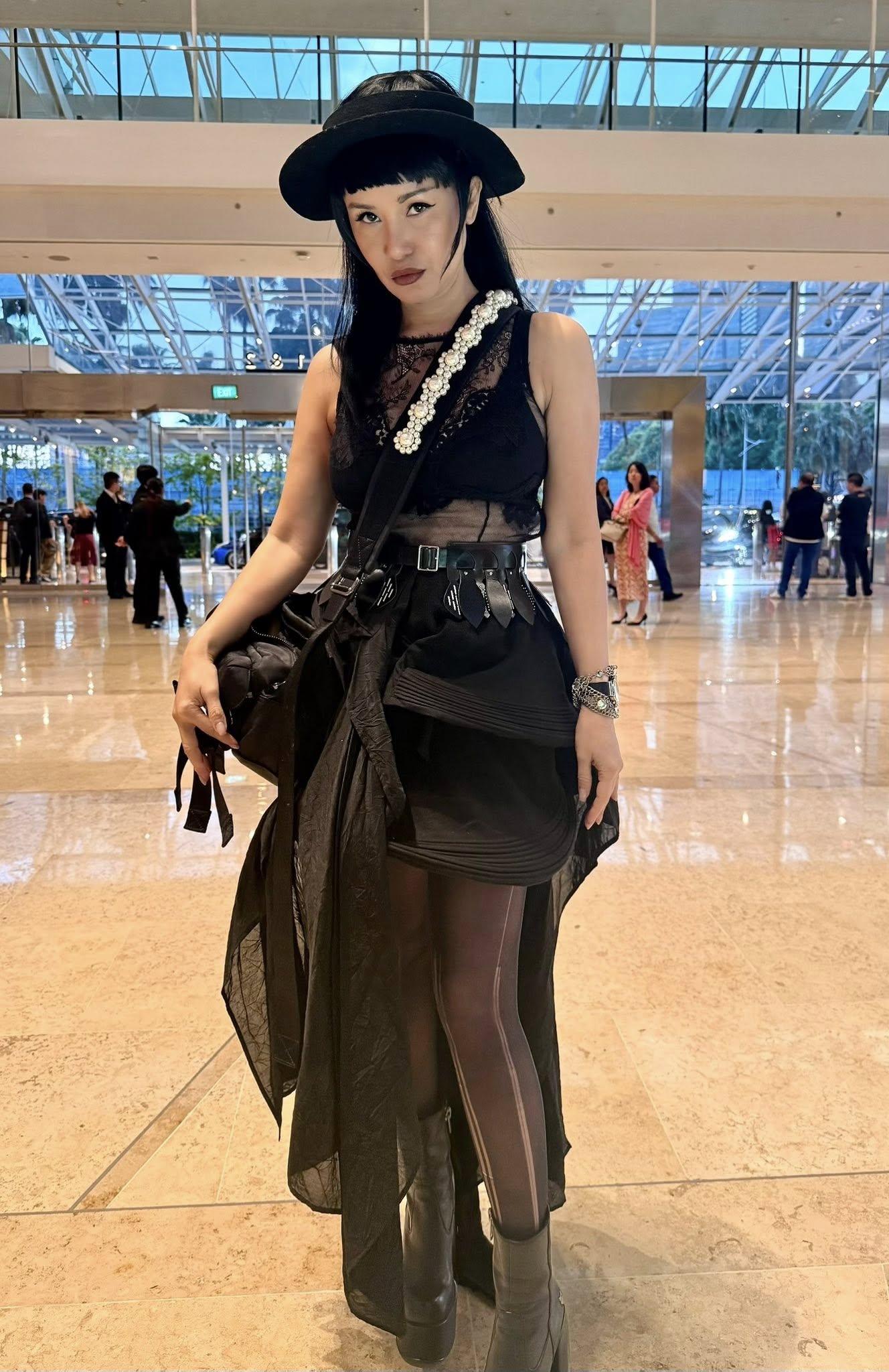 Diva Hồng Nhung lạc quan sau ung thư, U60 mặc chất như gái 20 tuổi- Ảnh 2. Diva Hồng Nhung lạc quan sau ung thư, U60 mặc chất như gái 20 tuổi- Ảnh 2.