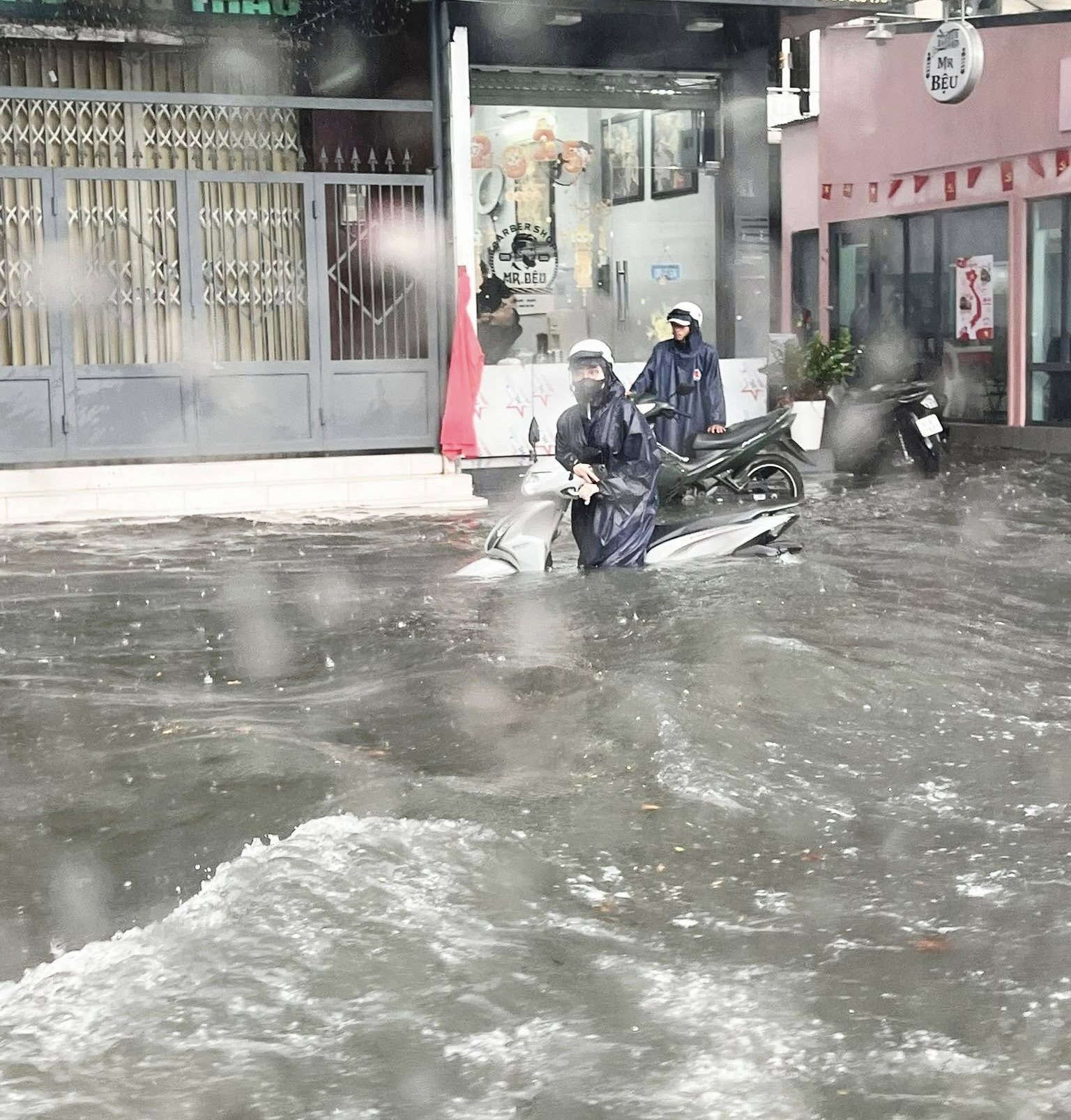 Đang tìm kiếm bé gái 10 tuổi bị nước cuốn trôi, nhiều nơi ở TP Biên Hòa ngập nặng - Ảnh 5. Đang tìm kiếm bé gái 10 tuổi bị nước cuốn trôi, nhiều nơi ở Biên Hòa ngập trong biển nước - Ảnh 3.