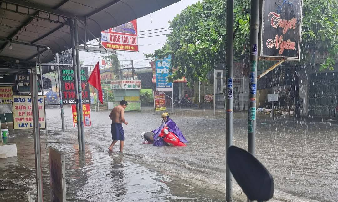 Đang tìm kiếm bé gái 10 tuổi bị nước cuốn trôi, nhiều nơi ở TP Biên Hòa ngập nặng - Ảnh 6. Đang tìm kiếm bé gái 10 tuổi bị nước cuốn trôi, nhiều nơi ở Biên Hòa ngập trong biển nước - Ảnh 4.