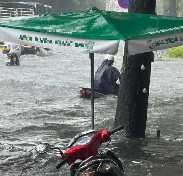 Đang tìm kiếm bé gái 10 tuổi bị nước cuốn trôi, nhiều nơi ở TP Biên Hòa ngập nặng - Ảnh 7. Đang tìm kiếm bé gái 10 tuổi bị nước cuốn trôi, nhiều nơi ở Biên Hòa ngập trong biển nước - Ảnh 5.