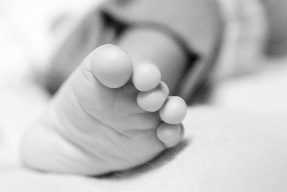 Cha say rượu nằm ngủ đè con gái 28 ngày tuổi tử vong vì ngạt thở- Ảnh 1. Cha say rượu nằm ngủ đè con gái 28 ngày tuổi tử vong vì ngạt thở- Ảnh 1.