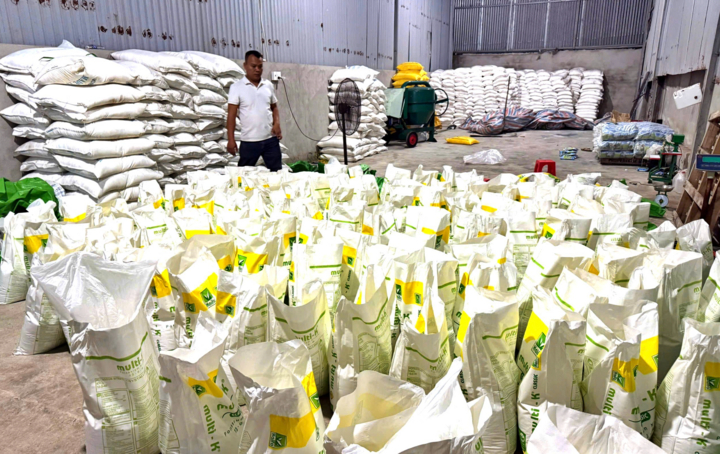 Đột kích xưởng phân bón lậu ở Đồng Nai, đóng gói bằng nguyên liệu Trung Quốc - Ảnh 1. Đột kích xưởng phân bón lậu ở Đồng Nai, đóng gói bằng nguyên liệu Trung Quốc - Ảnh 1.