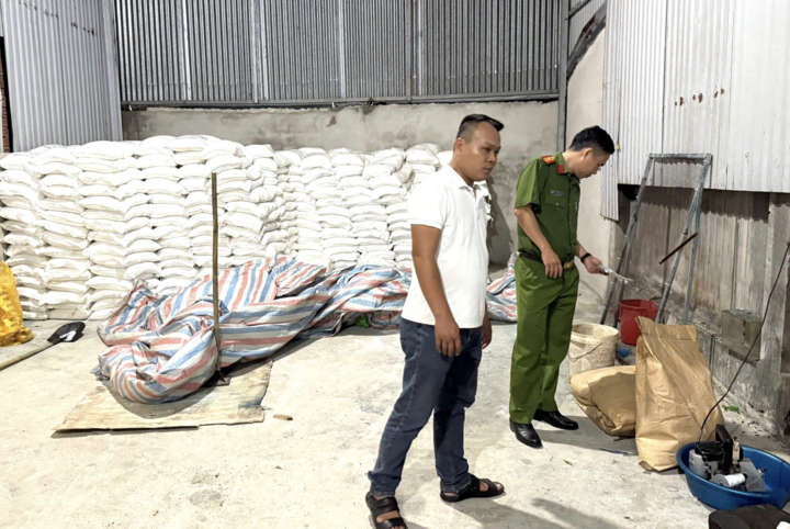 Đột kích xưởng phân bón lậu ở Đồng Nai, đóng gói bằng nguyên liệu Trung Quốc - Ảnh 3. Đột kích xưởng phân bón lậu ở Đồng Nai, đóng gói bằng nguyên liệu Trung Quốc - Ảnh 3.