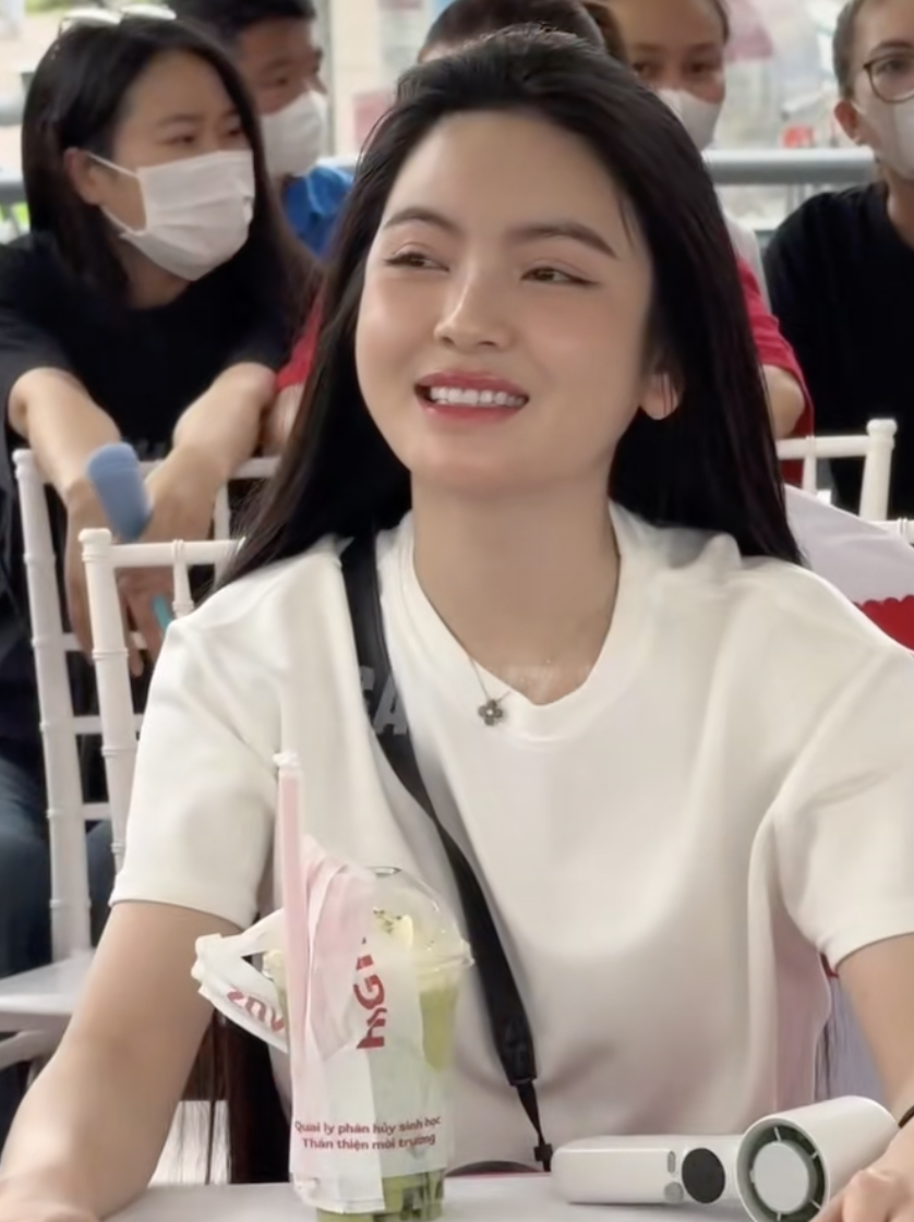 Cam thường bóc trần nhan sắc thật của Chu Thanh Huyền, khác xa ảnh tự đăng?- Ảnh 1. Cam thường bóc trần nhan sắc thật của Chu Thanh Huyền, khác xa ảnh tự đăng?- Ảnh 1.