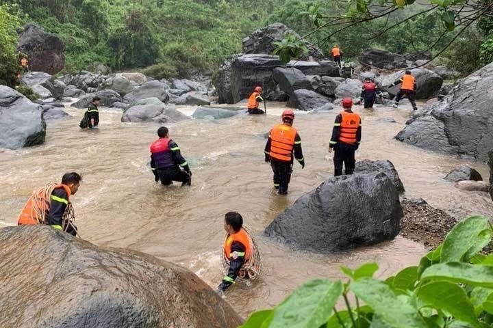Hai mẹ con bị lũ cuốn mất tích ở Sơn La - Ảnh 1. Hai mẹ con bị lũ cuốn mất tích ở Sơn La - Ảnh 1.