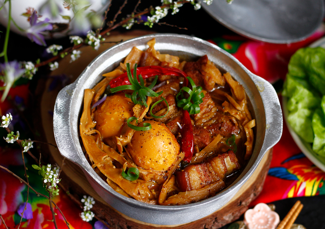 Thịt ba chỉ đem kho chung với thứ này, có ngay món ngon vừa độc lạ vừa ấm bụng ngày mưa- Ảnh 1. Thịt ba chỉ đem kho chung với thứ này, có ngay món ngon vừa độc lạ vừa ấm bụng ngày mưa- Ảnh 1.
