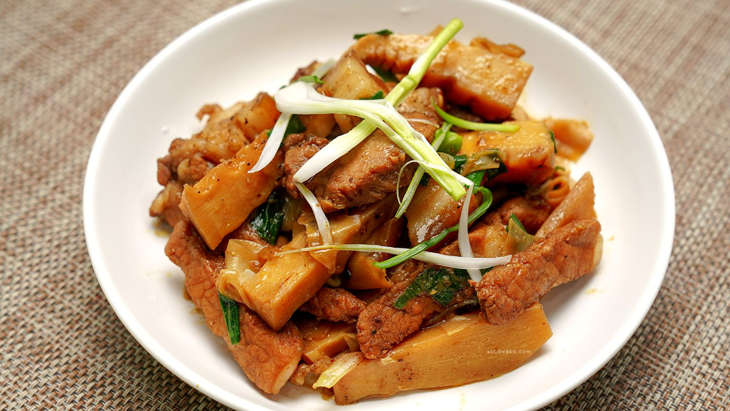 Thịt ba chỉ đem kho chung với thứ này, có ngay món ngon vừa độc lạ vừa ấm bụng ngày mưa- Ảnh 5. Thịt ba chỉ đem kho chung với thứ này, có ngay món ngon vừa độc lạ vừa ấm bụng ngày mưa- Ảnh 5.