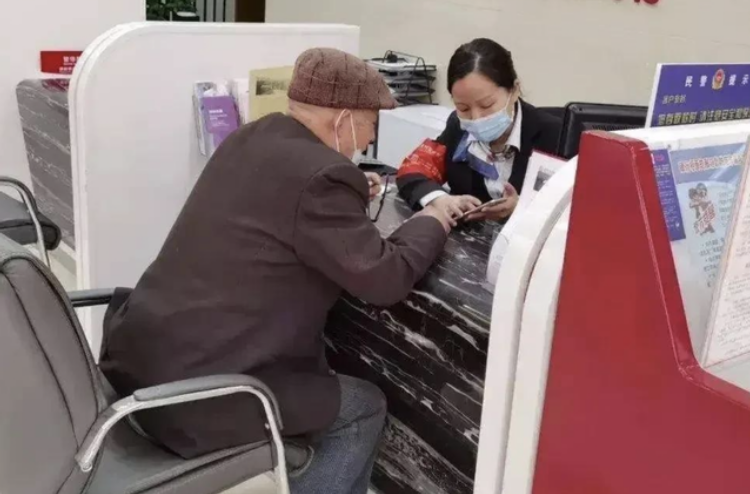 Ông cụ gửi hơn 720 triệu đồng vào tài khoản, 2 ngày sau số dư chỉ còn 0, ngân hàng khẳng định: “Lỗi là của ông” - Ảnh 1. Ông cụ gửi hơn 720 triệu đồng vào tài khoản, 2 ngày sau số dư chỉ còn 0, ngân hàng khẳng định: “Lỗi là của ông” - Ảnh 1.