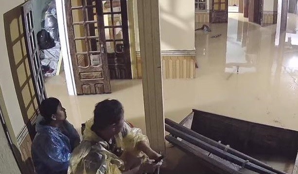 Mưa lớn kéo dài, người dân Hà Tĩnh 'trắng đêm' chạy lũ - Ảnh 2. Mưa lớn kéo dài, người dân Hà Tĩnh 'trắng đêm' chạy lũ - Ảnh 2.