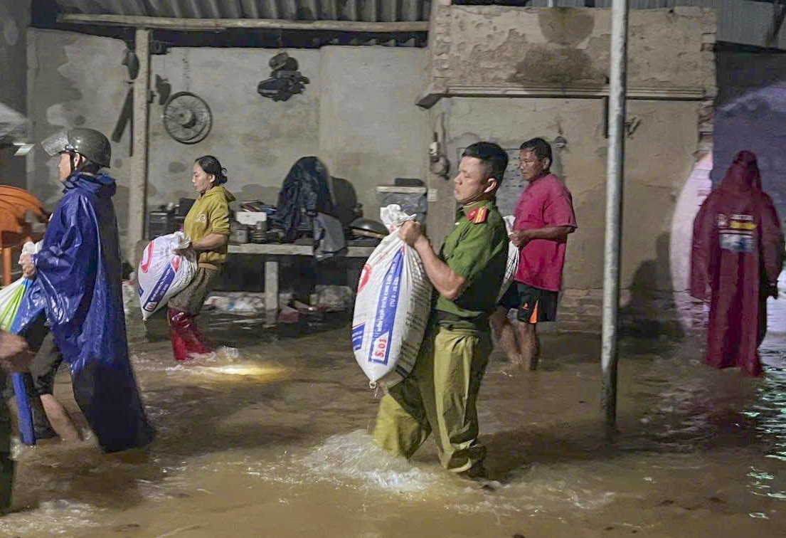 Toàn cảnh trận lũ bất thường ở Hà Tĩnh - Ảnh 9. Toàn cảnh trận lũ bất thường ở Hà Tĩnh - Ảnh 9.