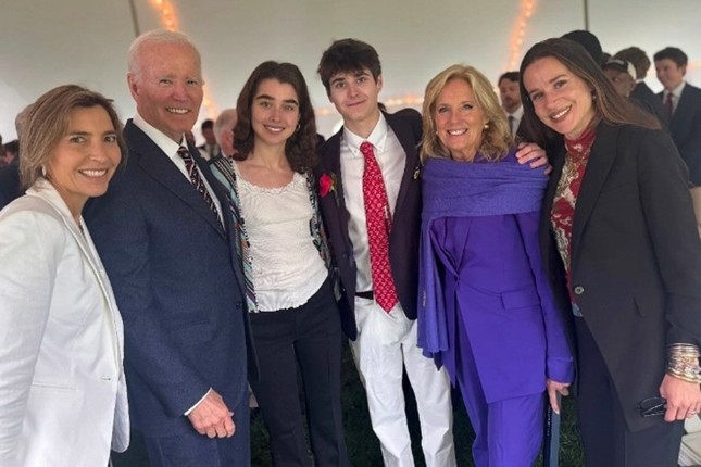 Cựu Tổng thống Mỹ Joe Biden lần đầu xuất hiện công khai sau khi mắc ung thư - Ảnh 1. Cựu Tổng thống Mỹ Joe Biden lần đầu xuất hiện công khai sau khi mắc ung thư - Ảnh 1.