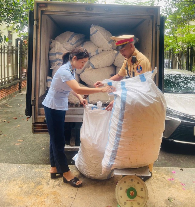 Hà Nội: Bắt giữ hơn 1 tấn chân gà chiên không rõ nguồn gốc - Ảnh 5. Hà Nội: Bắt giữ hơn 1 tấn chân gà chiên không rõ nguồn gốc - Ảnh 5.