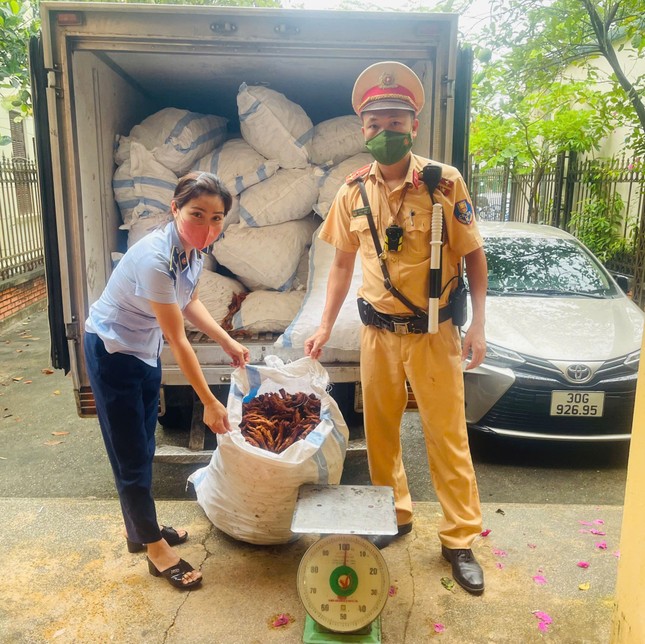 Hà Nội: Bắt giữ hơn 1 tấn chân gà chiên không rõ nguồn gốc - Ảnh 1. Hà Nội: Bắt giữ hơn 1 tấn chân gà chiên không rõ nguồn gốc - Ảnh 1.