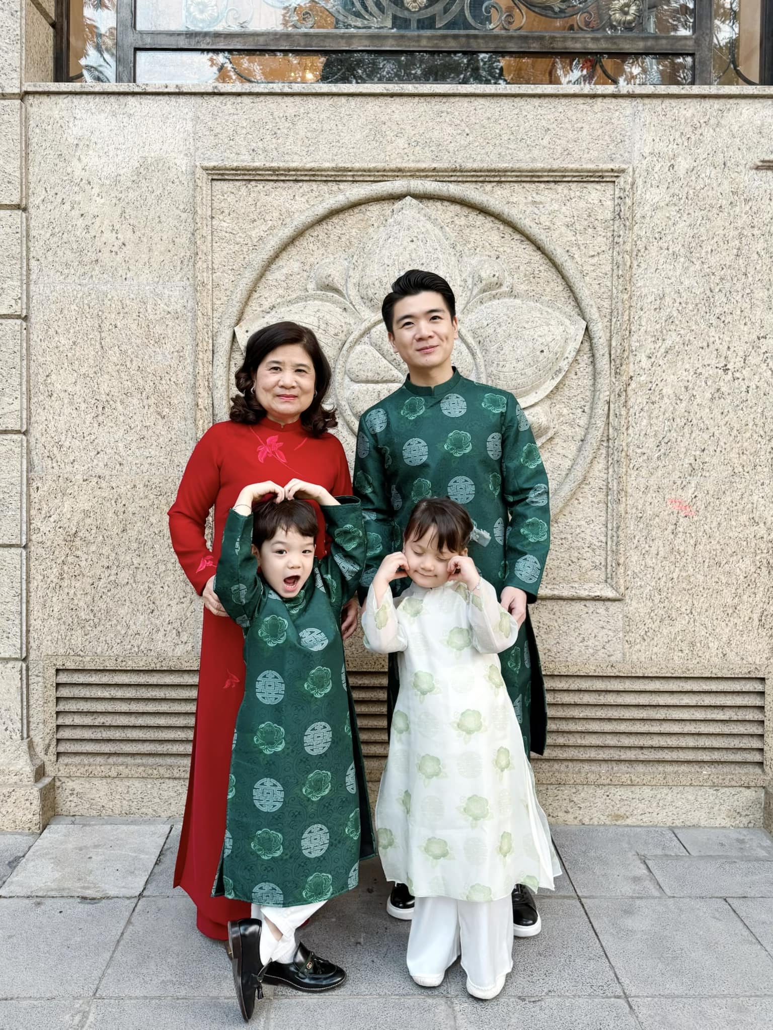 Thiếu gia nhà bầu Hiển khoe ảnh hiếm con thứ 3, không phải Đỗ Mỹ Linh, người phụ nữ đặc biệt lộ diện hỗ trợ- Ảnh 3. Thiếu gia nhà bầu Hiển khoe ảnh hiếm con thứ 3, không phải Đỗ Mỹ Linh, người phụ nữ đặc biệt lộ diện hỗ trợ- Ảnh 3.