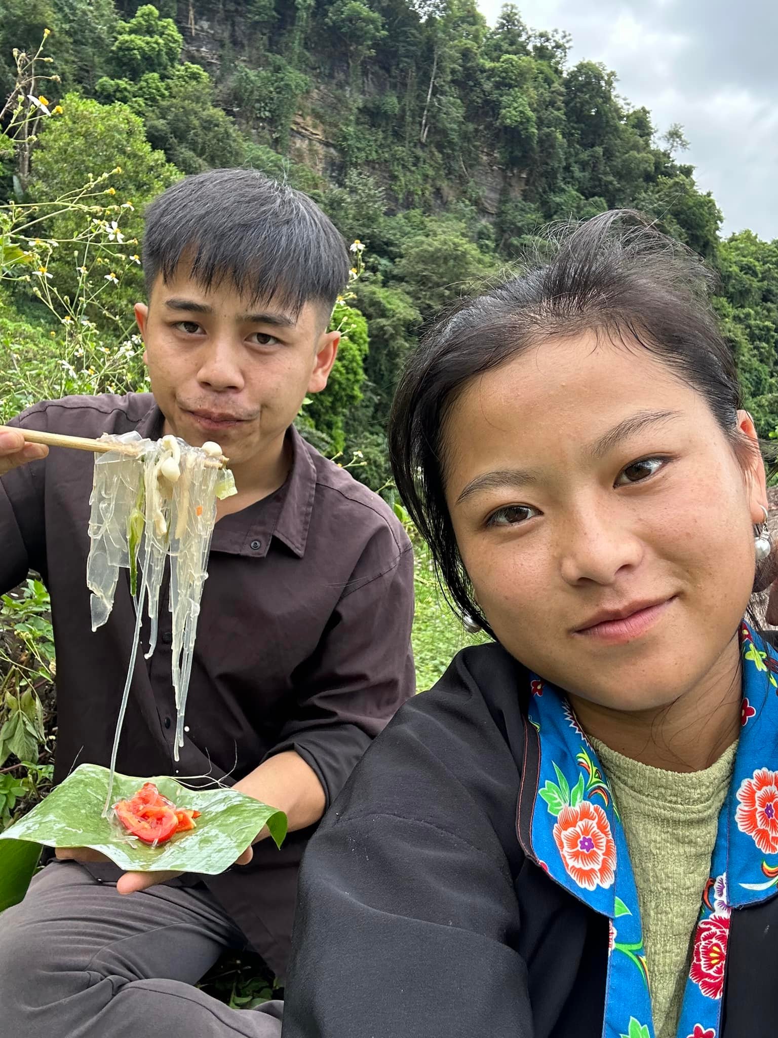 Profile đáng chú ý của người đối đầu vợ chồng “trùm miến dong” Sùng Bầu- Ảnh 1. Profile đáng chú ý của người đối đầu vợ chồng “trùm miến dong” Sùng Bầu- Ảnh 1.