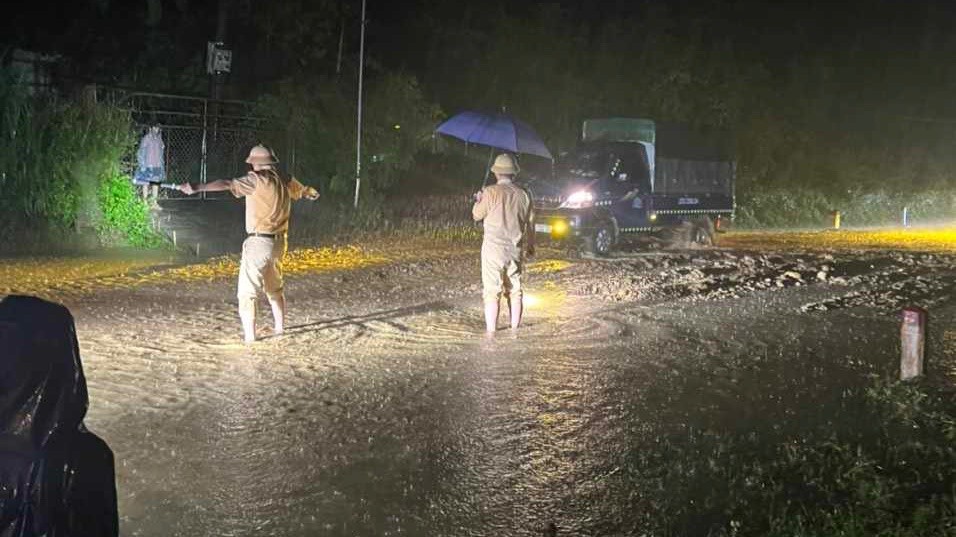 Mưa lớn kéo dài, người dân Hà Tĩnh 'trắng đêm' chạy lũ - Ảnh 11. Mưa lớn kéo dài, người dân Hà Tĩnh 'trắng đêm' chạy lũ - Ảnh 11.