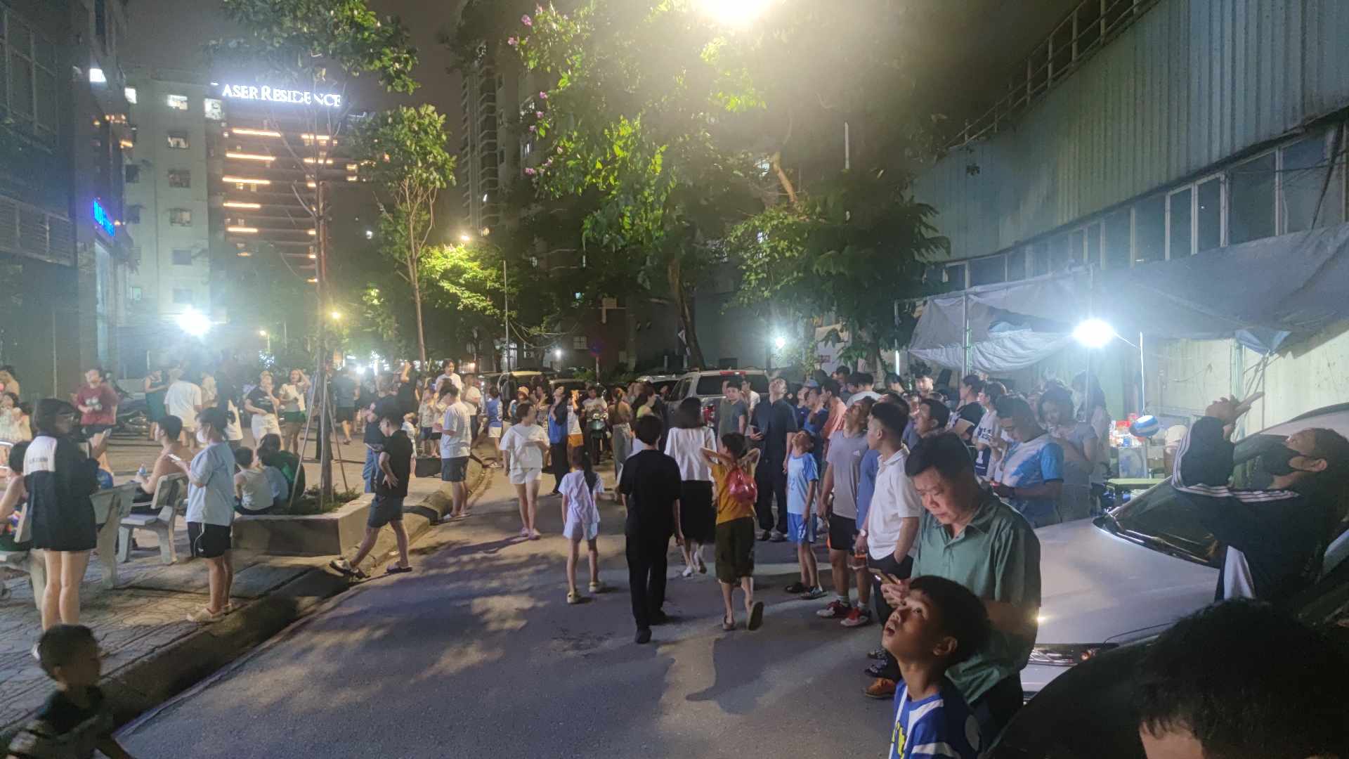 Cháy lớn ở tầng 27 chung cư C2 Xuân Đỉnh (Hà Nội), khói đen bốc nghi ngút - Ảnh 4. Cháy lớn ở tầng 27 chung cư C2 Xuân Đỉnh (Hà Nội), khói đen bốc nghi ngút - Ảnh 4.
