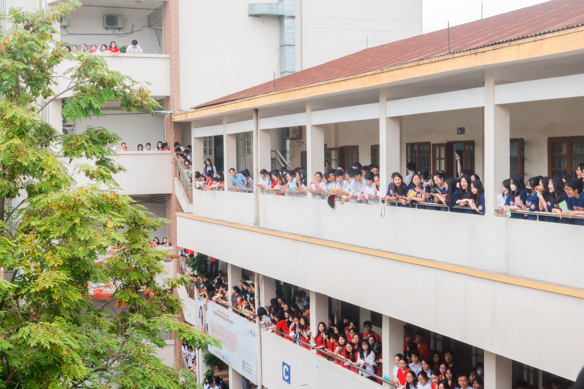 Hàng trăm chiếc máy bay giấy phủ kín một ngôi trường ở Hà Nội - Ảnh 7. Hàng trăm chiếc máy bay giấy phủ kín một ngôi trường ở Hà Nội - Ảnh 7.