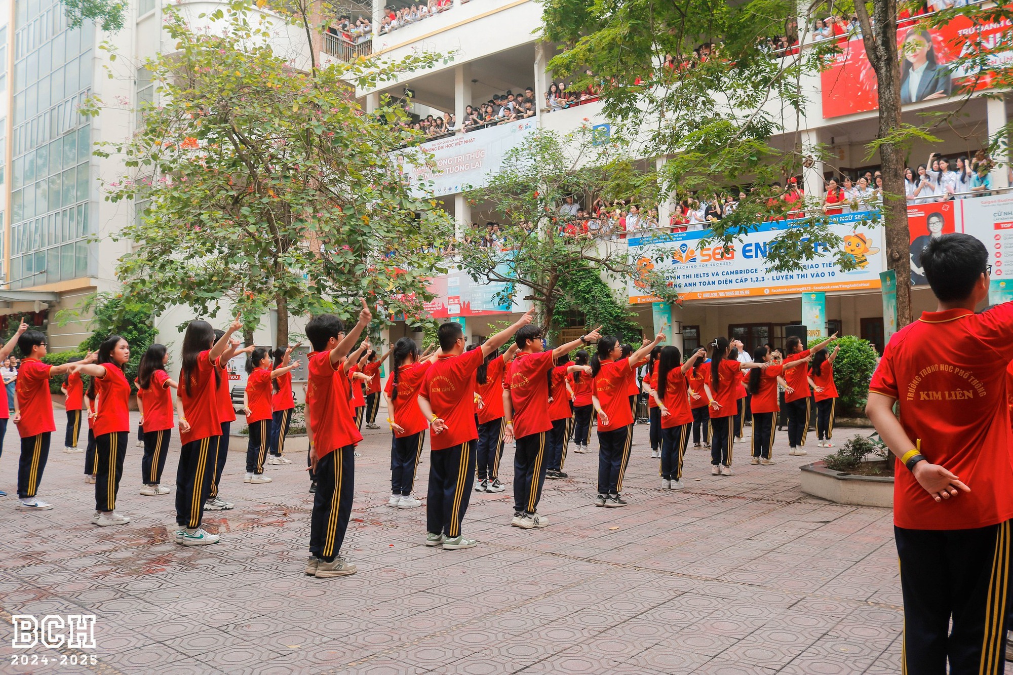 Hàng trăm chiếc máy bay giấy phủ kín một ngôi trường ở Hà Nội - Ảnh 3. Hàng trăm chiếc máy bay giấy phủ kín một ngôi trường ở Hà Nội - Ảnh 3.