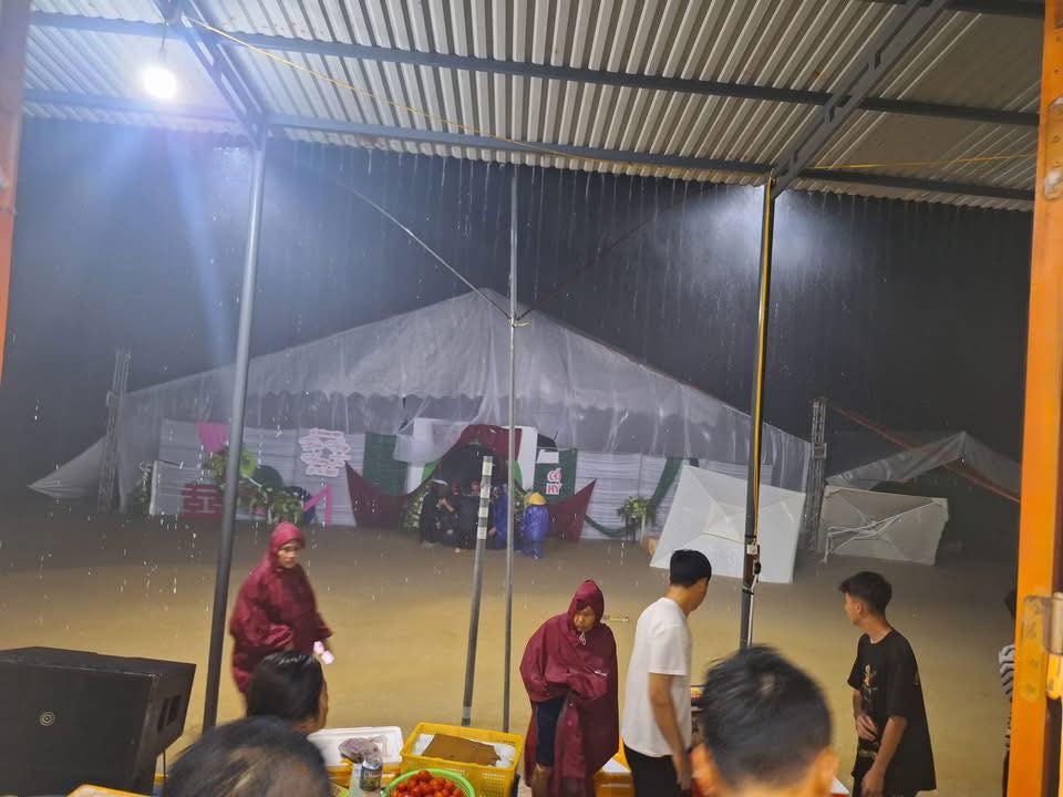 Clip vụ sét đánh cháy nhà dân ở Hà Tĩnh: Ngôi nhà mới được hỗ trợ xây với kinh phí 70 triệu đồng - Ảnh 4. Clip vụ sét đánh cháy nhà dân ở Hà Tĩnh: Ngôi nhà mới được hỗ trợ xây với kinh phí 70 triệu đồng - Ảnh 4.