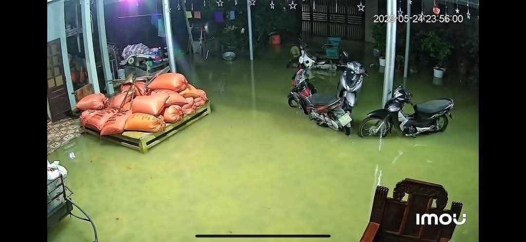 Clip vụ sét đánh cháy nhà dân ở Hà Tĩnh: Ngôi nhà mới được hỗ trợ xây với kinh phí 70 triệu đồng - Ảnh 3. Clip vụ sét đánh cháy nhà dân ở Hà Tĩnh: Ngôi nhà mới được hỗ trợ xây với kinh phí 70 triệu đồng - Ảnh 3.