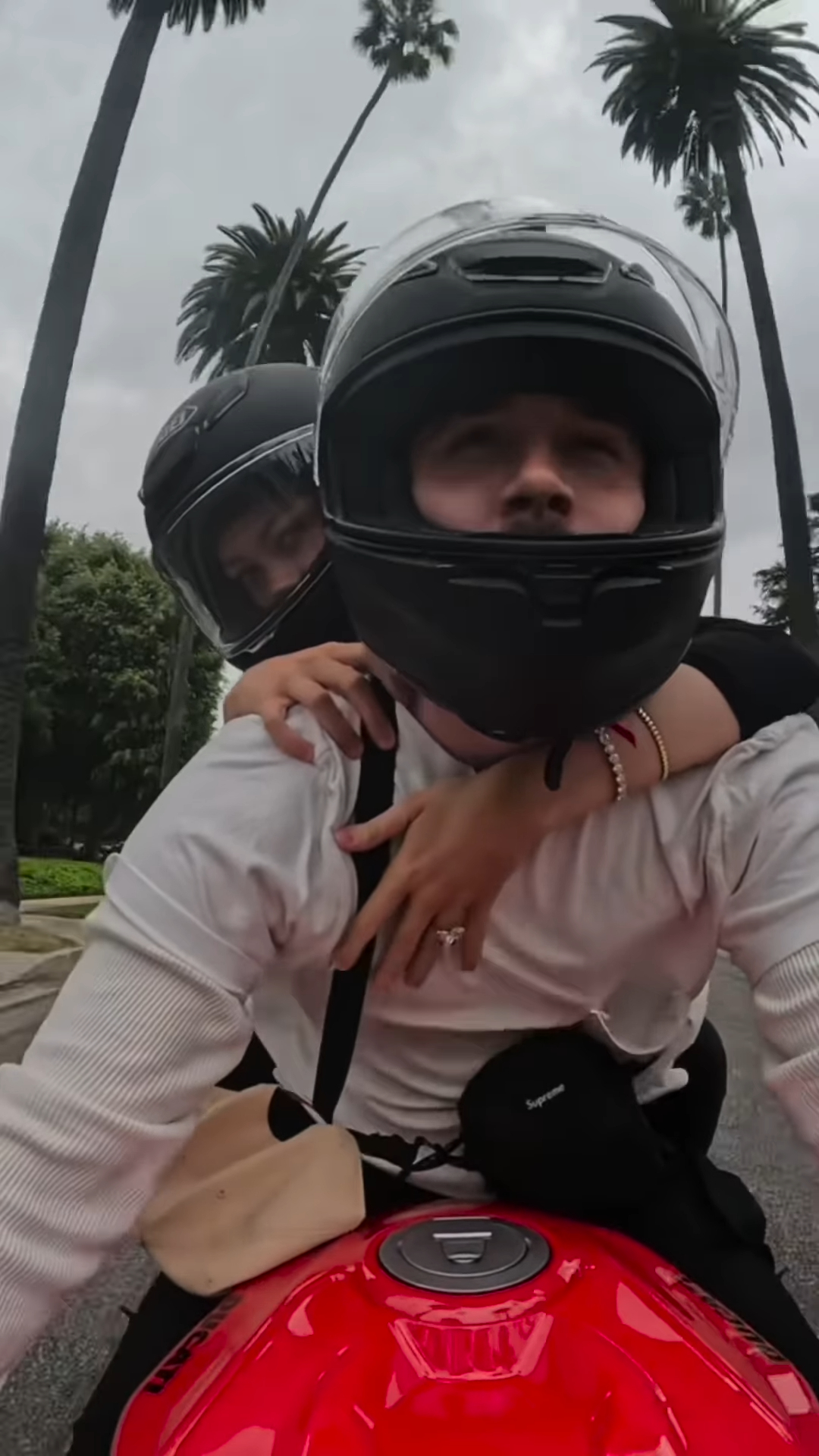 Căng đét: Con trai cả nhà Beckham tuyên bố luôn chọn vợ, bất chấp nỗ lực hàn gắn rạn nứt của David và Victoria- Ảnh 1. Căng đét: Con trai cả nhà Beckham tuyên bố luôn chọn vợ, bất chấp nỗ lực hàn gắn rạn nứt của David và Victoria- Ảnh 1.
