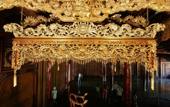 Cận cảnh ngai vàng triều Nguyễn hơn 200 năm tuổi vừa bị đập gãy - Ảnh 14. Cận cảnh ngai vàng triều Nguyễn hơn 200 năm tuổi vừa bị đập gãy - Ảnh 14.