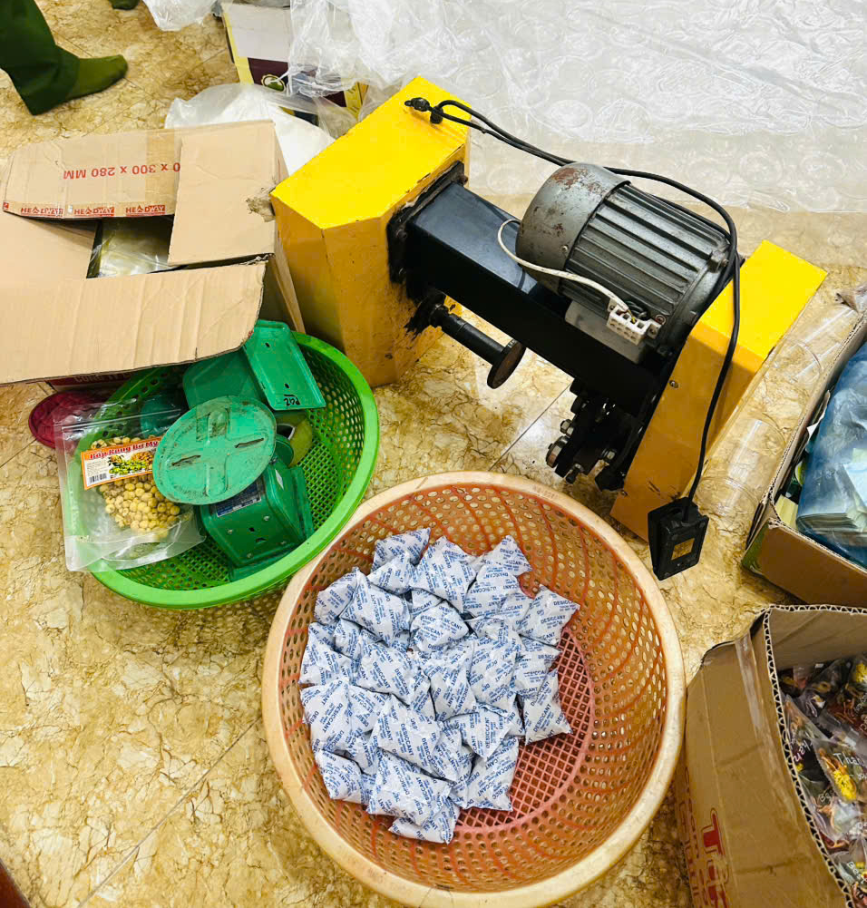Khởi tố nữ chủ xưởng sản xuất hàng loạt đồ ăn vặt &quot;sạch, ngon&quot; giả- Ảnh 2.
