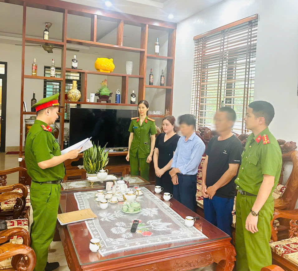 Khởi tố nữ chủ xưởng sản xuất hàng loạt đồ ăn vặt &quot;sạch, ngon&quot; giả- Ảnh 1.