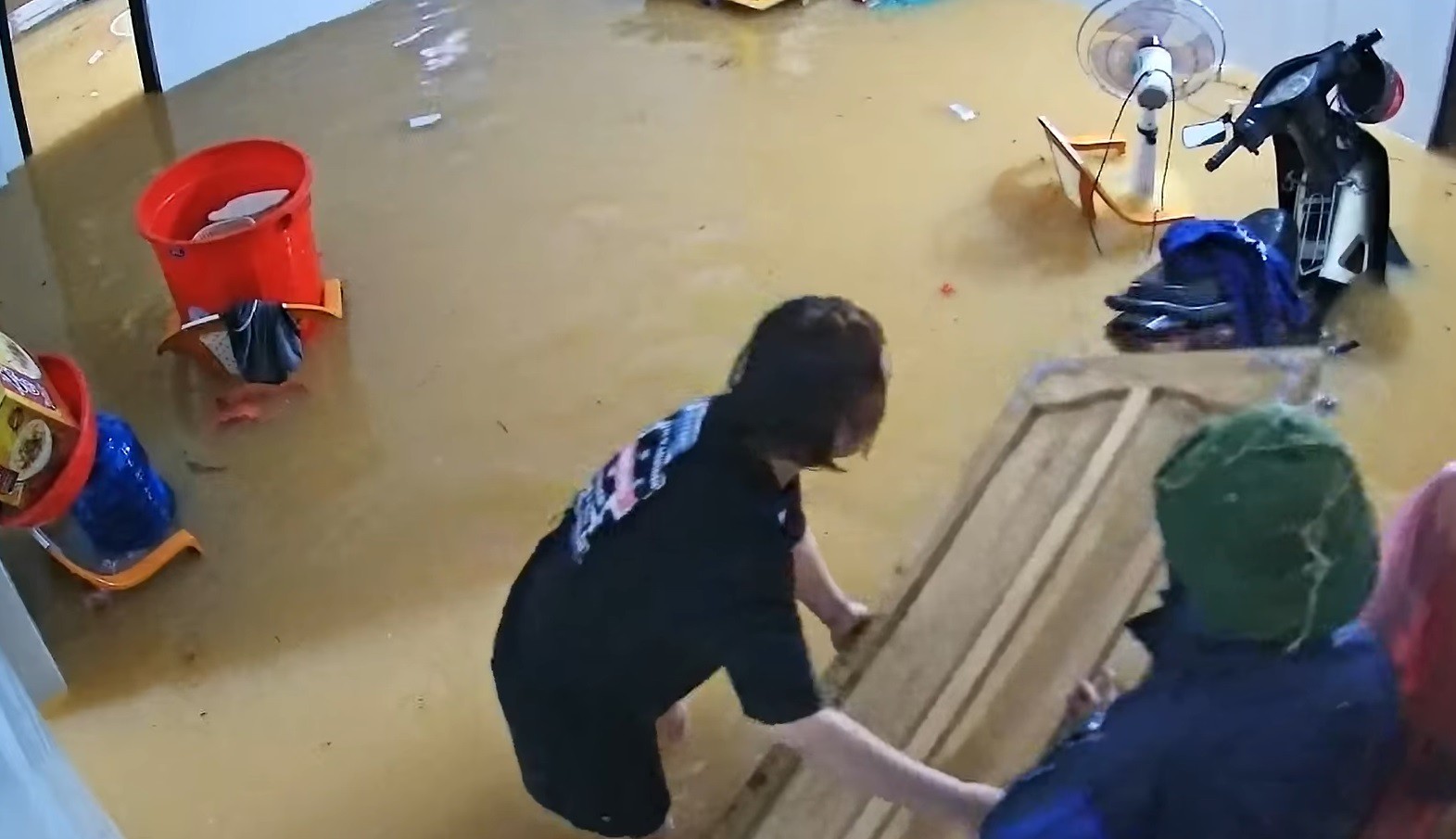Mưa lớn kéo dài, người dân Hà Tĩnh 'trắng đêm' chạy lũ - Ảnh 6. Mưa lớn kéo dài, người dân Hà Tĩnh 'trắng đêm' chạy lũ - Ảnh 6.