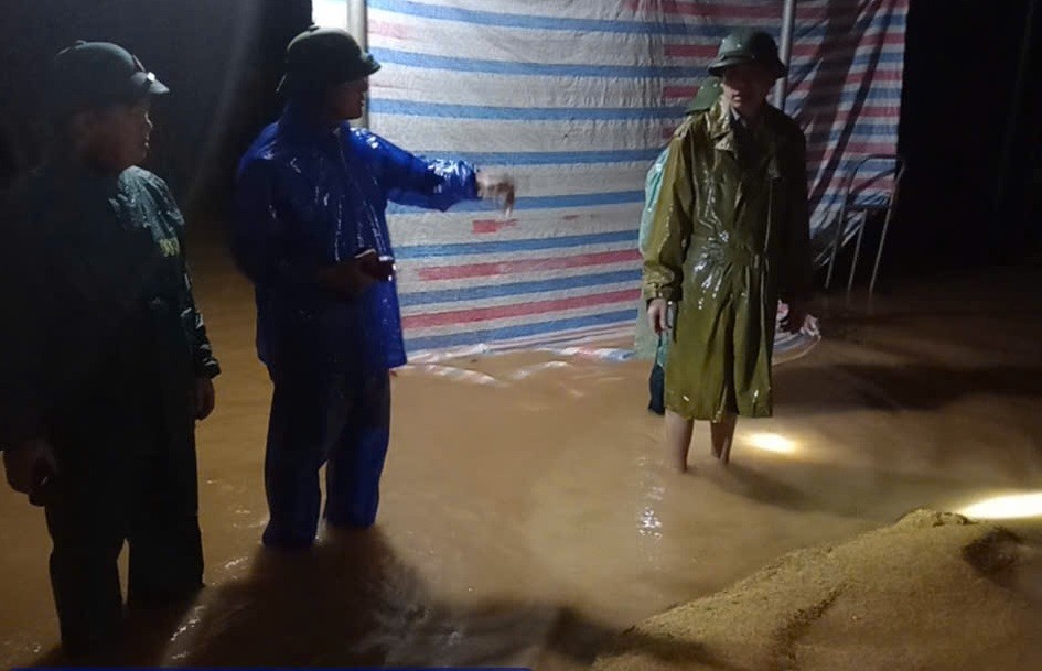 Mưa lớn kéo dài, người dân Hà Tĩnh 'trắng đêm' chạy lũ - Ảnh 4. Mưa lớn kéo dài, người dân Hà Tĩnh 'trắng đêm' chạy lũ - Ảnh 4.